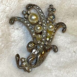 Vintage Rhinestone and pearl brooch